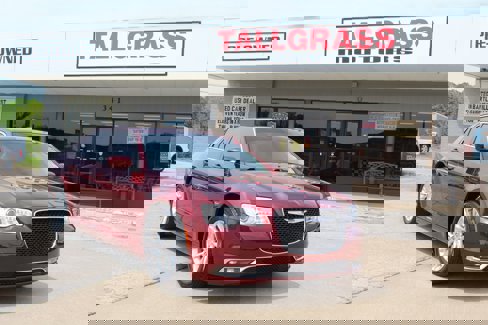 Used 2019 Chrysler 300 Touring w/ Driver Convenience Group image 1