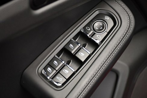 Certified 2025 Porsche Macan Turbo image 40