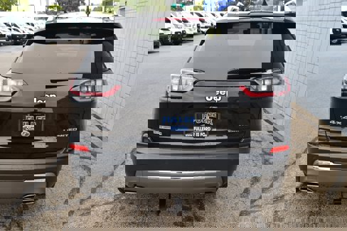 Used 2019 Jeep Cherokee Limited w/ Luxury Group image 3