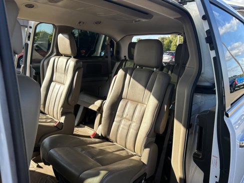 Used 2014 Chrysler Town & Country Touring-L w/ Driver Convenience Group image 11