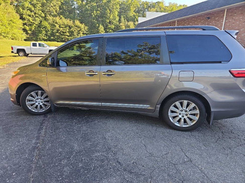 Used 2016 Toyota Sienna XLE Premium image 2