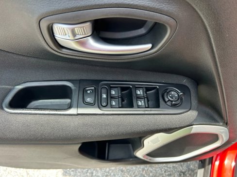 Used 2019 Jeep Renegade Latitude image 25