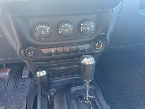 Used 2015 Jeep Wrangler Unlimited Sahara w/ Connectivity Group image 20