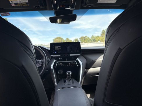 Used 2023 Toyota Venza XLE image 25