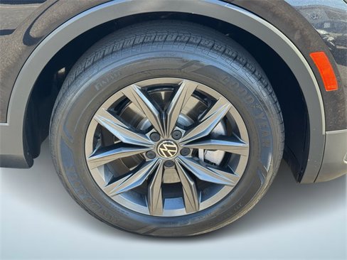 Certified 2022 Volkswagen Tiguan SE w/ Panoramic Sunroof Package image 7