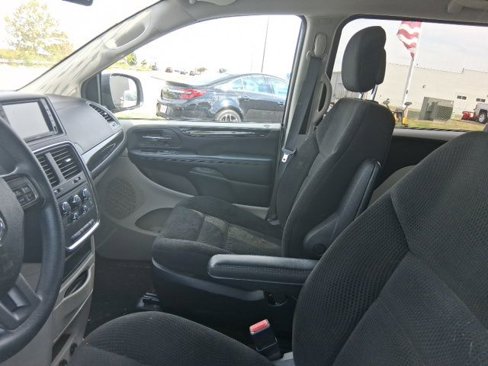 Used 2019 Dodge Grand Caravan SE w/ UConnect Hands-Free Group image 14