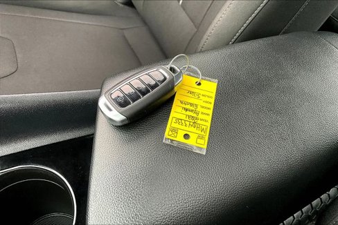 Used 2021 Hyundai Elantra SEL w/ Convenience + Premium Package image 10