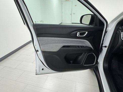 Used 2024 Jeep Compass Latitude image 9