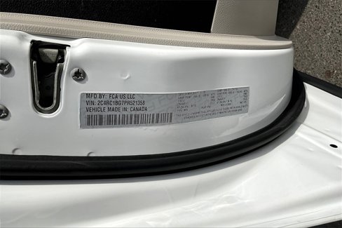 Used 2023 Chrysler Pacifica Touring-L image 17