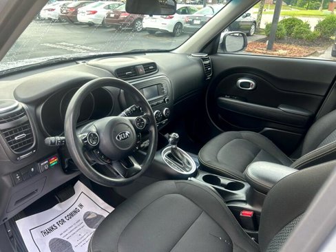 Used 2016 Kia Soul + image 10
