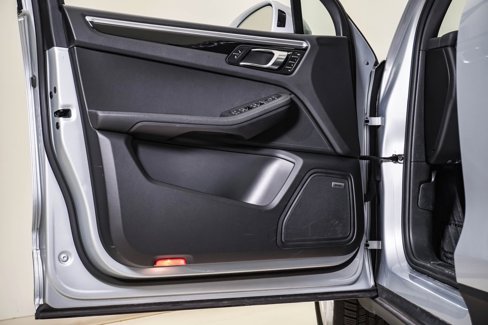 Certified 2018 Porsche Macan image 25