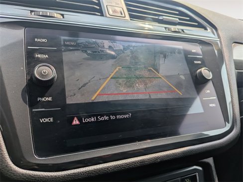 Used 2020 Volkswagen Tiguan SE image 18