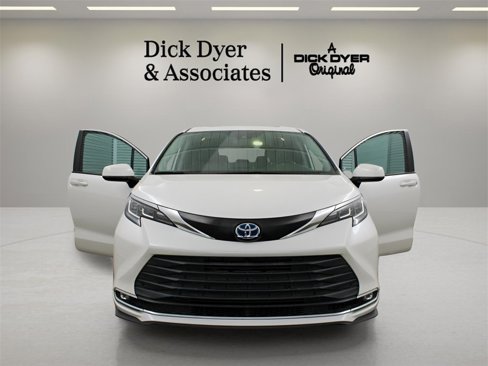 Used 2021 Toyota Sienna XLE image 8