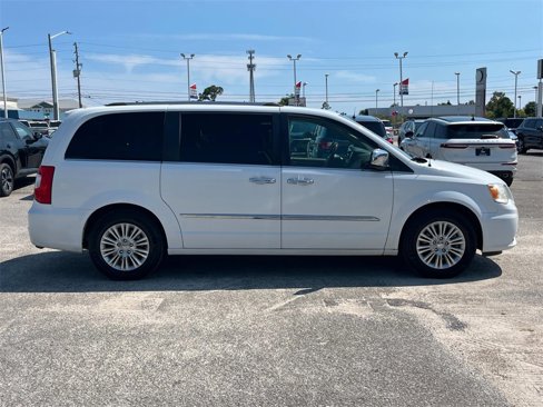 Used 2014 Chrysler Town & Country Limited w/ Luxury Group image 6