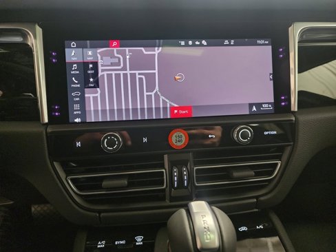 Used 2025 Porsche Macan image 17