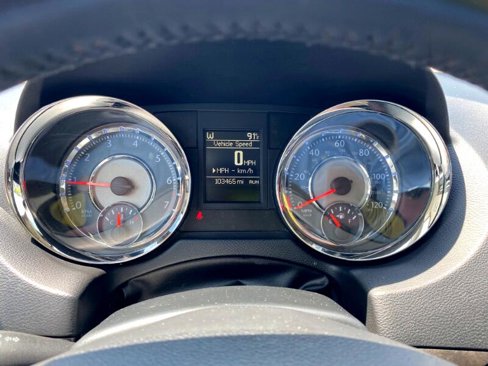 Used 2016 Chrysler Town & Country Touring image 17