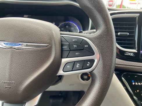 Used 2021 Chrysler Pacifica Touring image 25
