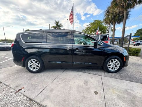 Used 2020 Chrysler Voyager Lxi image 8