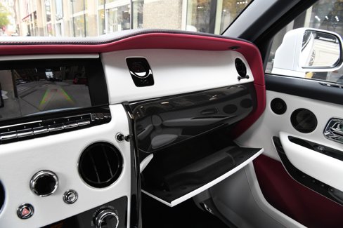 Used 2024 Rolls-Royce Cullinan Black Badge image 23