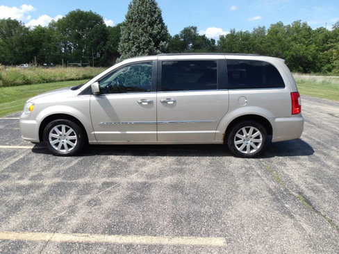 Used 2014 Chrysler Town & Country Touring w/ Driver Convenience Group image 2
