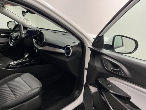 Used 2025 Chevrolet Trax LT w/ LT Convenience Package image 22