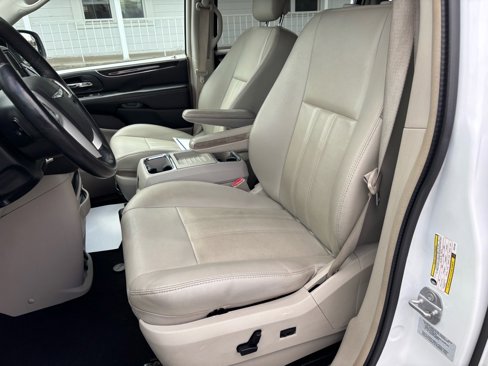 Used 2016 Chrysler Town & Country Touring image 12