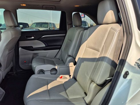Used 2017 Toyota Highlander Limited Platinum image 32