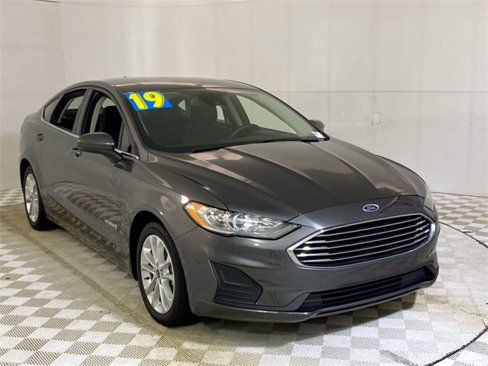 Used 2019 Ford Fusion SE image 1