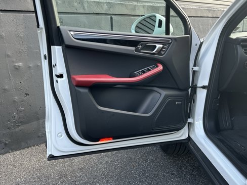 Certified 2025 Porsche Macan image 19