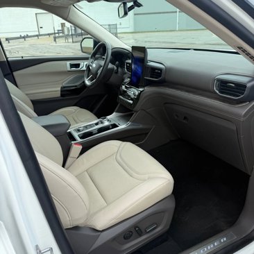 Used 2023 Ford Explorer Platinum w/ Premium Technology Package image 6