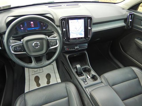 Used 2024 Volvo XC40 B5 Core image 2
