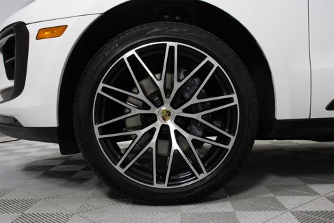 Certified 2025 Porsche Macan image 30