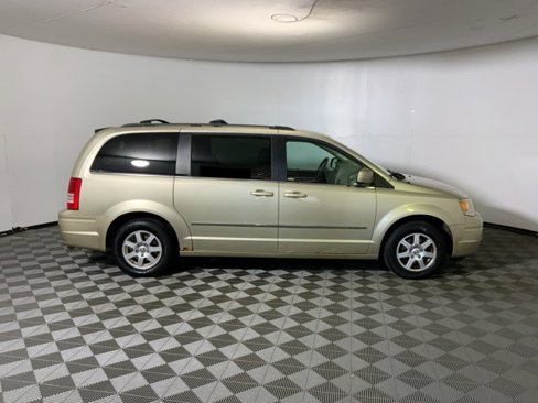 Used 2010 Chrysler Town & Country Touring w/ Family Value Group image 5
