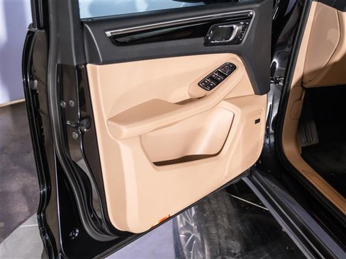 Used 2025 Porsche Macan image 23
