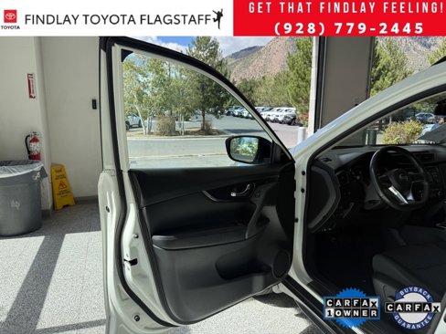 Used 2017 Nissan Rogue SV image 11