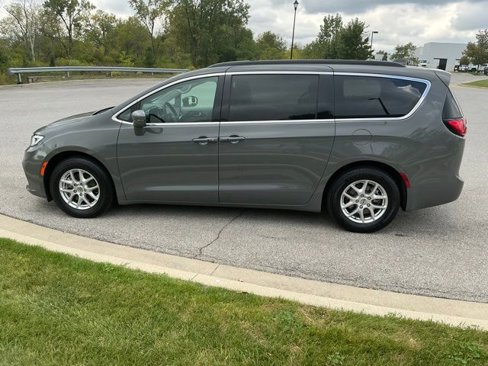 Used 2022 Chrysler Pacifica Touring-L image 10