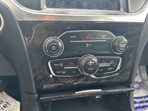 Used 2017 Chrysler 300 C image 25