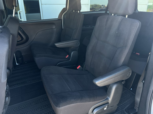 Used 2018 Dodge Grand Caravan SE image 11