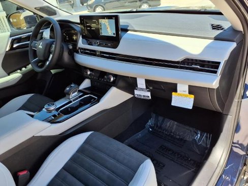 New 2025 Mitsubishi Outlander SE image 8