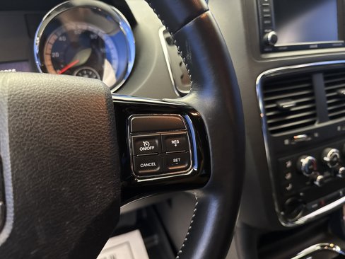 Used 2015 Dodge Grand Caravan SXT image 17