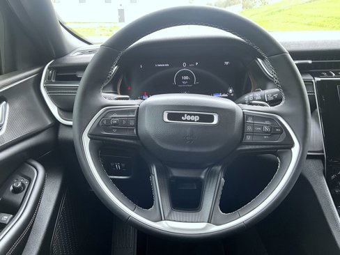 Used 2024 Jeep Grand Cherokee Altitude image 12