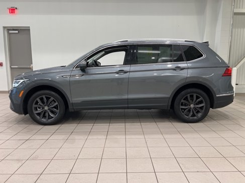 Used 2023 Volkswagen Tiguan SE w/ Panoramic Sunroof Package image 5