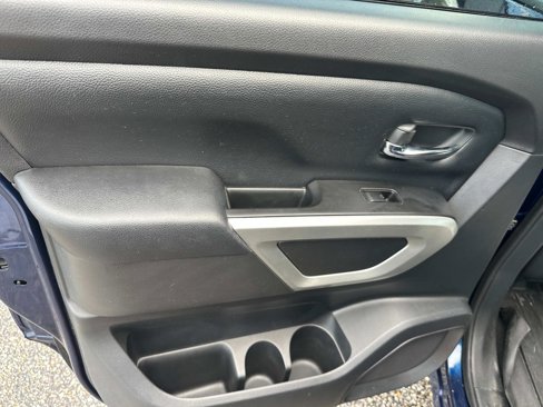 Used 2018 Nissan Titan SV image 13
