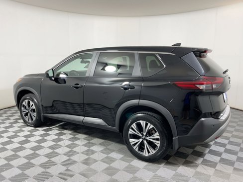 Used 2023 Nissan Rogue SV image 2