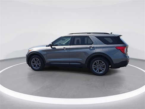 Used 2022 Ford Explorer XLT w/ Equipment Group 202A image 6