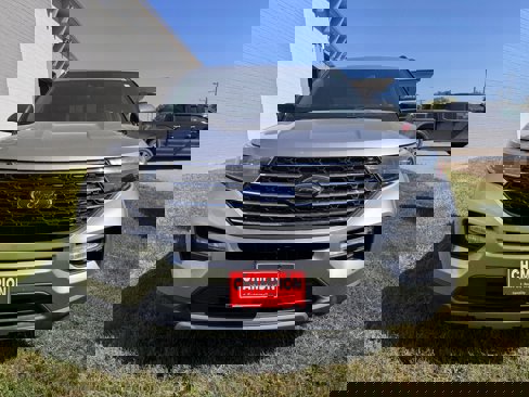 Used 2020 Ford Explorer XLT w/ Equipment Group 202A image 3