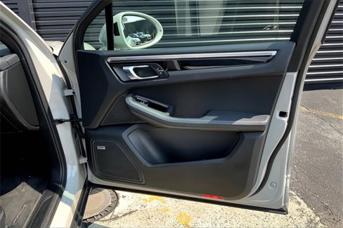 Certified 2020 Porsche Macan image 42