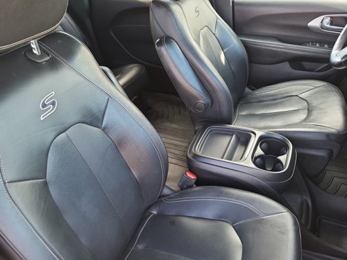 Used 2020 Chrysler Pacifica Touring-L image 14