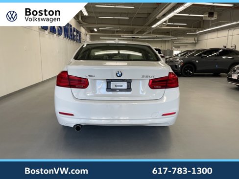 Used 2018 BMW 320i xDrive Sedan w/ Convenience Package image 3