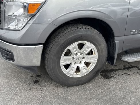Used 2018 Nissan Titan SV image 24